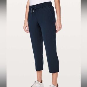Lululemon On The Fly Crop Woven 23" True Navy size 10